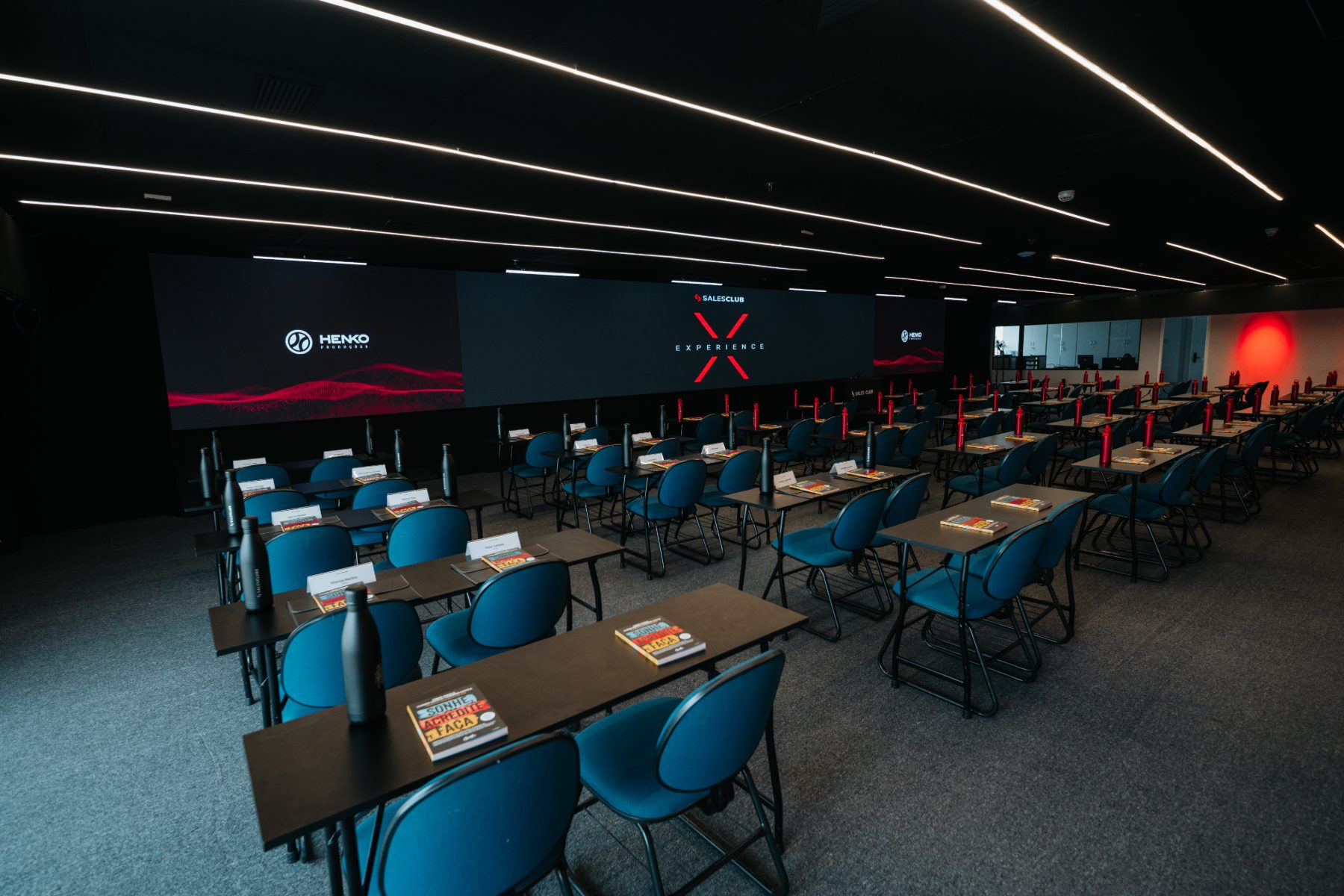 Auditório do Sales Village montado para o Sales Club Experience, com telão de LED